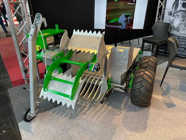 <em class="placeholder">Ramasseur de pierres derrière quad Stoneless au salon Eurotier.</em>
