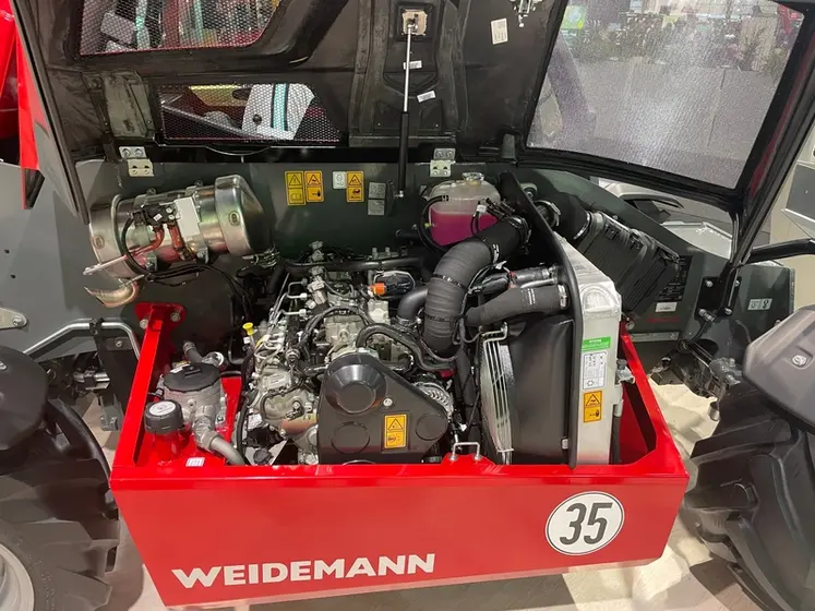 <em class="placeholder">Compartiment moteur du chargeur télescopique Weidemann T 6025</em>