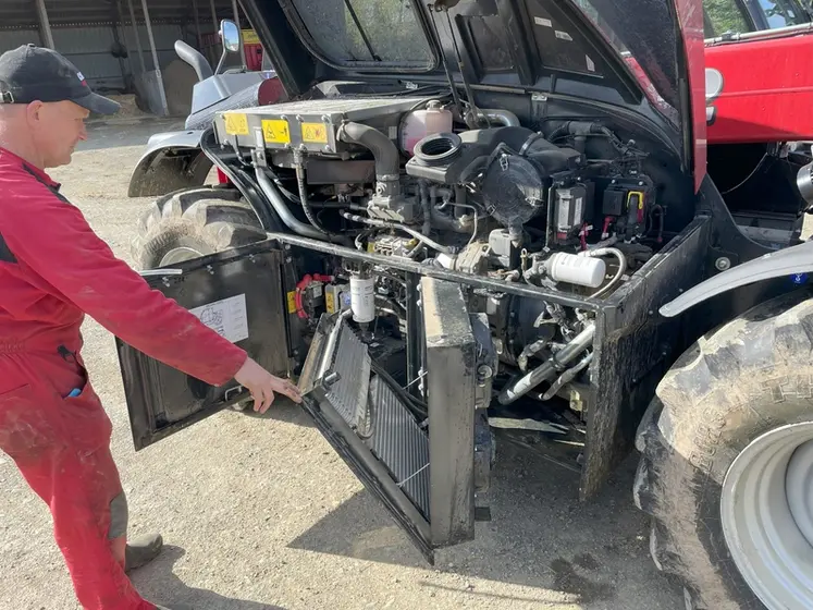<em class="placeholder">Compartiment moteur de chargeur télescopique Case IH Farmlift 742</em>