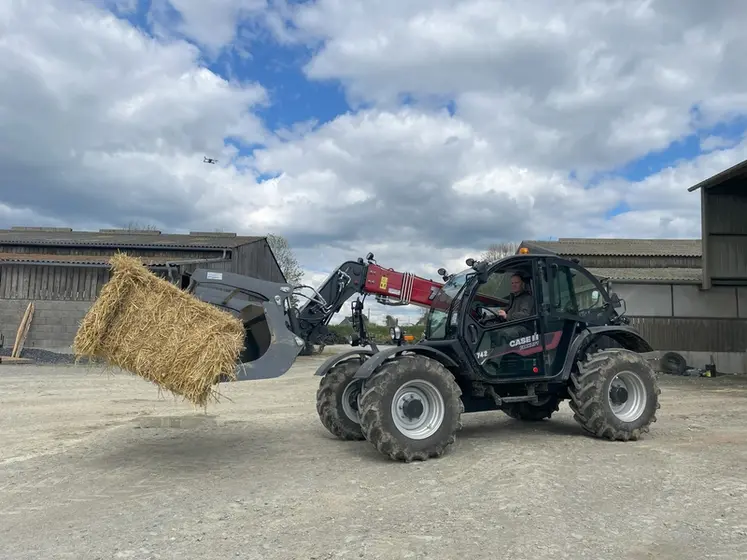 <em class="placeholder">Chargeur télescopique Case IH Farmlift 742 avec balle cubique de paille</em>