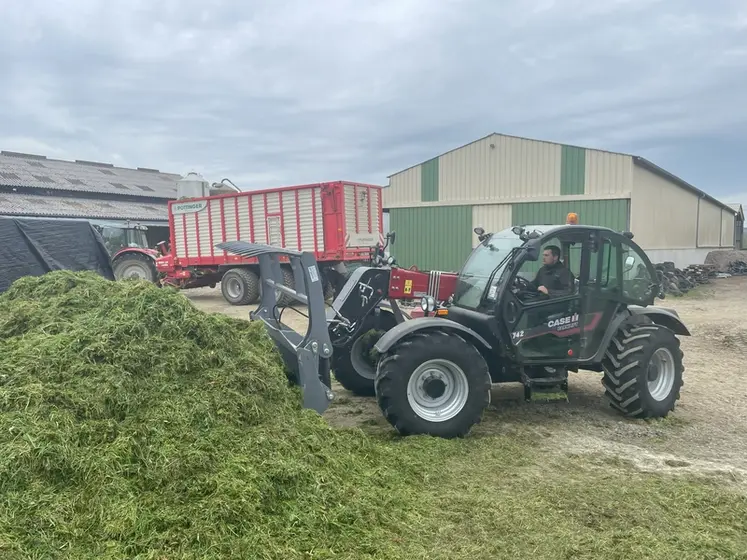 <em class="placeholder">Chargeur télescopique Case IH Farmlift 742 à l&#039;ensilage d&#039;herbe</em>