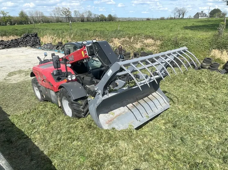 <em class="placeholder">Chargeur télescopique Case IH Farmlift 742 à l&#039;ensilage d&#039;herbe</em>