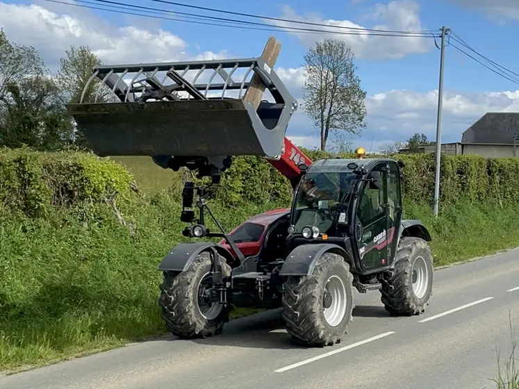 <em class="placeholder">Chargeur télescopique Case IH Farmlift 742 sur la route</em>