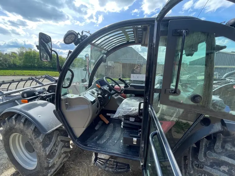 <em class="placeholder">Cabine de chargeur télescopique Case IH Farmlift 742</em>