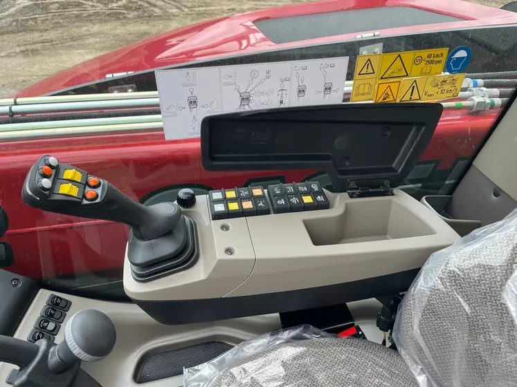 <em class="placeholder">Accoudoir multifonction de chargeur télescopique Case IH Farmlift 742</em>