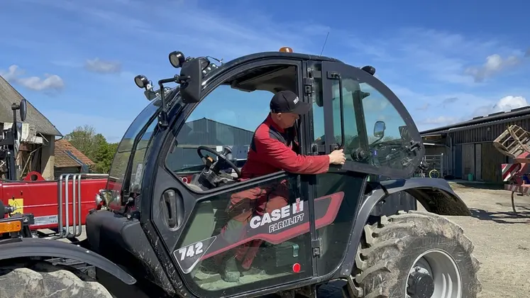 <em class="placeholder">Ouverture par Flavien Lecler de la vitre supérieure de la cabine du chargeur télescopique Case IH Farmlift 742</em>
