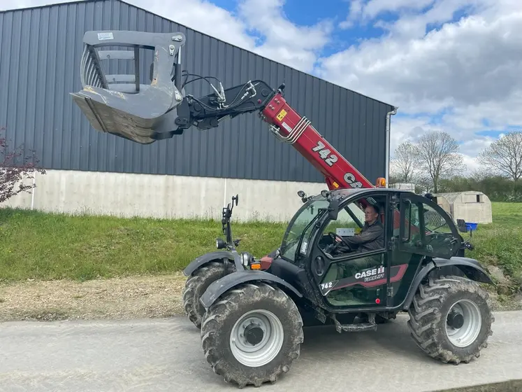 <em class="placeholder">Chargeur télescopique Case IH Farmlift 742 sur la route</em>