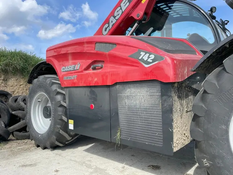 <em class="placeholder">Vue du capot moteur redessiné du chargeur télescopique Case IH Farmlift 742</em>