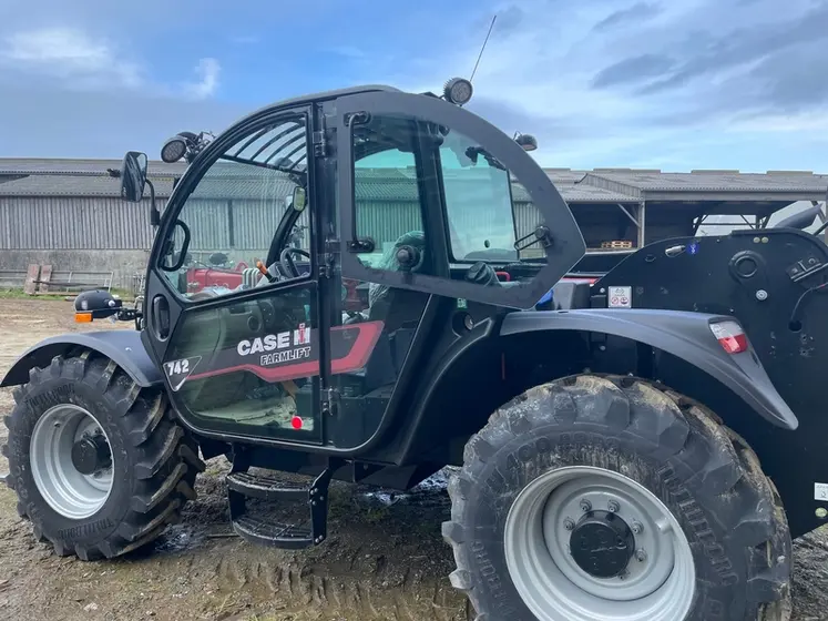 <em class="placeholder">Vue de la cabine du chargeur télescopique Case IH Farmlift 742</em>