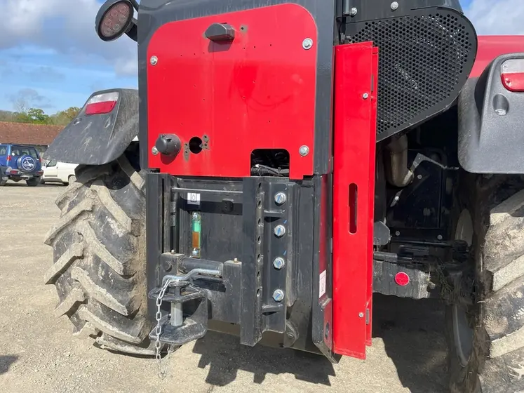 <em class="placeholder">Vue du crochet d&#039;attelage arrière du chargeur télescopique Case IH Farmlift 742</em>