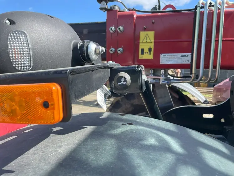 <em class="placeholder">Bouton de décompression du circuit hydraulique sur chargeur télescopique Case IH Farmlift 742</em>