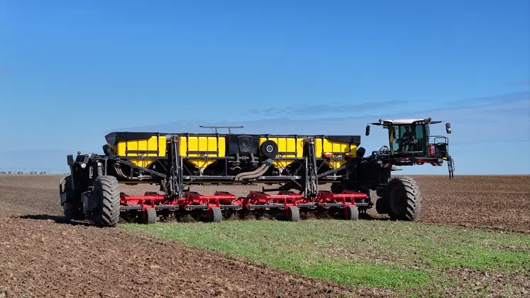 Le porte outil autonome NeXaT avec le cultivateur Väderstad Cultus HD
