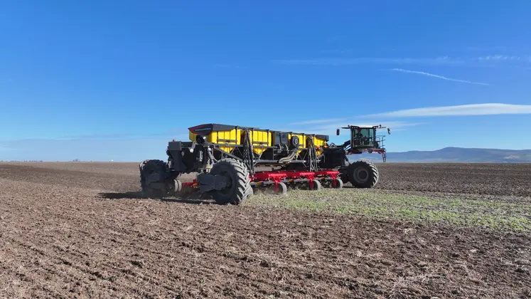 Le porte outil autonome NeXaT avec le cultivateur Väderstad Cultus HD