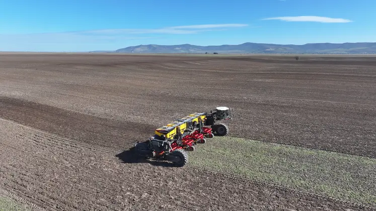 Le porte outil autonome NeXaT avec le cultivateur Väderstad Cultus HD