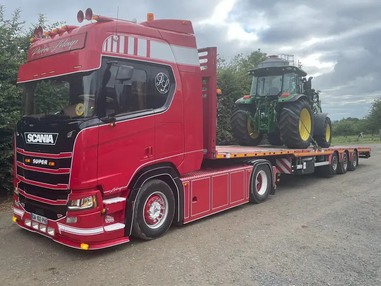 Camion Scania avec semi-remorque porte-char de la société Pierre Leloup avec tracteur John Deere