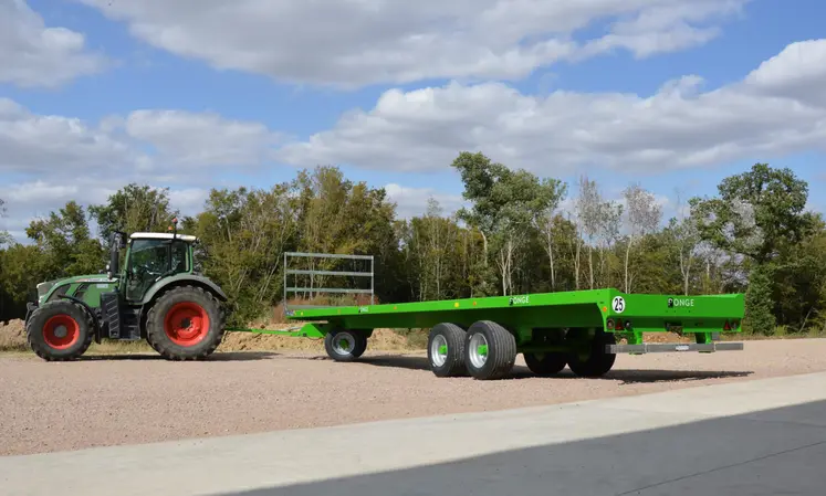 Tracteur Fendt avec plateau fourrager Ponge équipé du freinage hydraulique à simple ligne et homologué à 25 km/h.