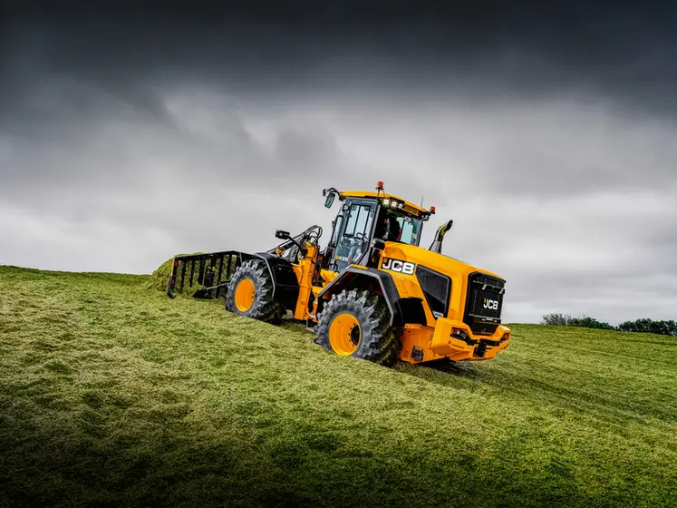 <em class="placeholder">Arochargeuse JCB 435S sur le tas d&#039;ensilage.</em>