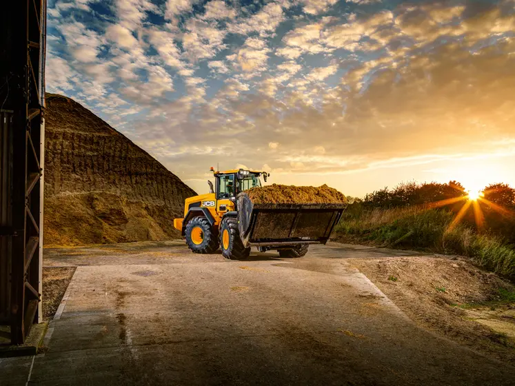 <em class="placeholder">Arochargeuse JCB 435S avec le godet remplit de terre.</em>