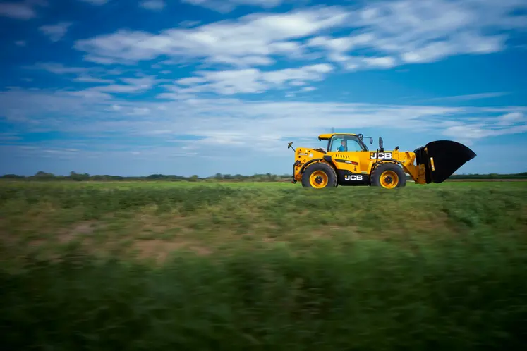 <em class="placeholder">Chariot télescopique JCB 560-80 AgriPro sur la route.</em>