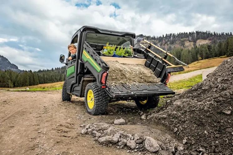 <em class="placeholder">SSV John Deere Gator XUV 875 M déchargeant sa benne.</em>