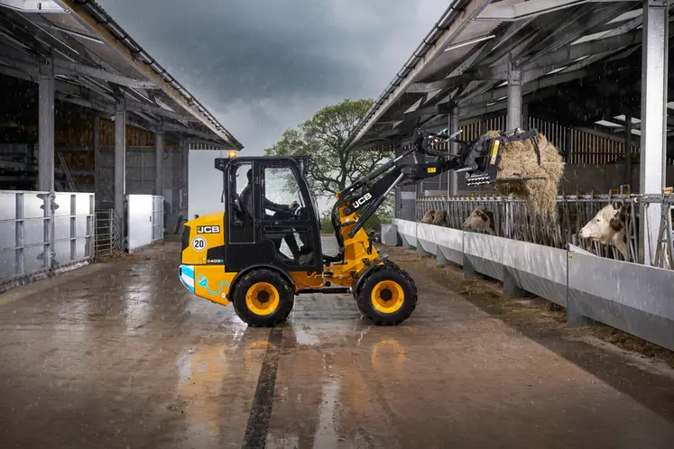 <em class="placeholder">Valet de ferme électrique JCB 403E Cab, au chargement de foin.</em>