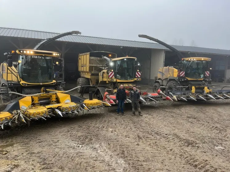 <em class="placeholder">Ensileuse à trémie Racine L’Articulée 2025 MR entourée des ensileuses New Holland FR550 et FR9060 de l&#039;ETA - TP Girault</em>
