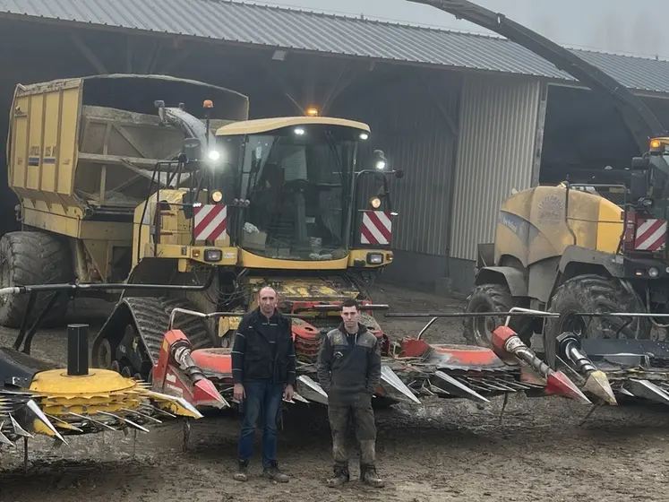 <em class="placeholder">Xavier Girault et son fils Clément Girault devant l&#039;ensileuse à trémie Racine L’Articulée 2025 MR.</em>