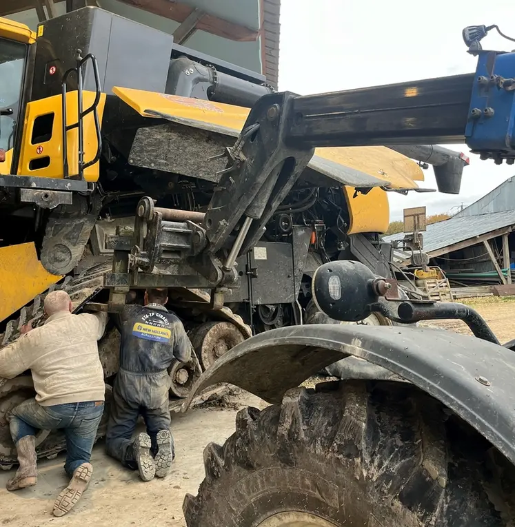 <em class="placeholder">Montage des chenilles Grecav sur la moissonneuse-batteuse de l&#039;ETA - TP Girault</em>