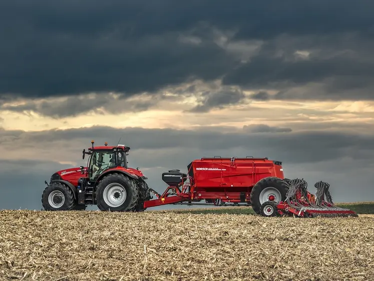 <em class="placeholder">Tracteur Case IH Puma 240 PowerDrive au champ avec un semoir à disques Horsch Avatar 12.25 SD</em>