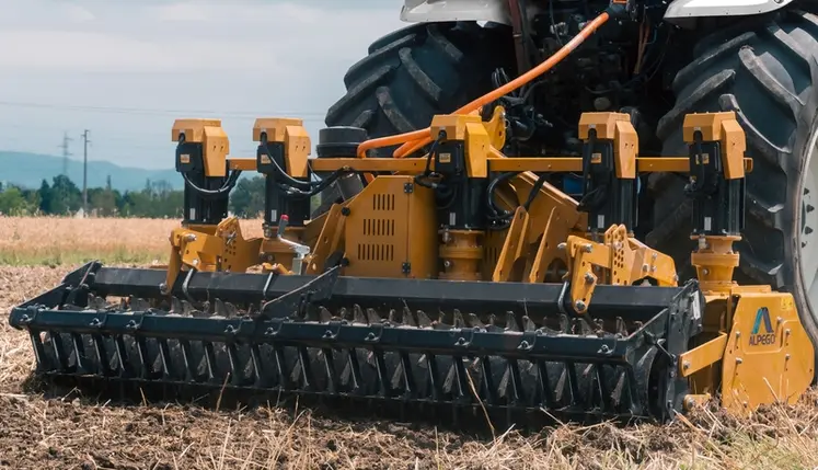 <em class="placeholder">Herse rotative à entraînement électrique Alysium d&#039;Alpego au travail </em>