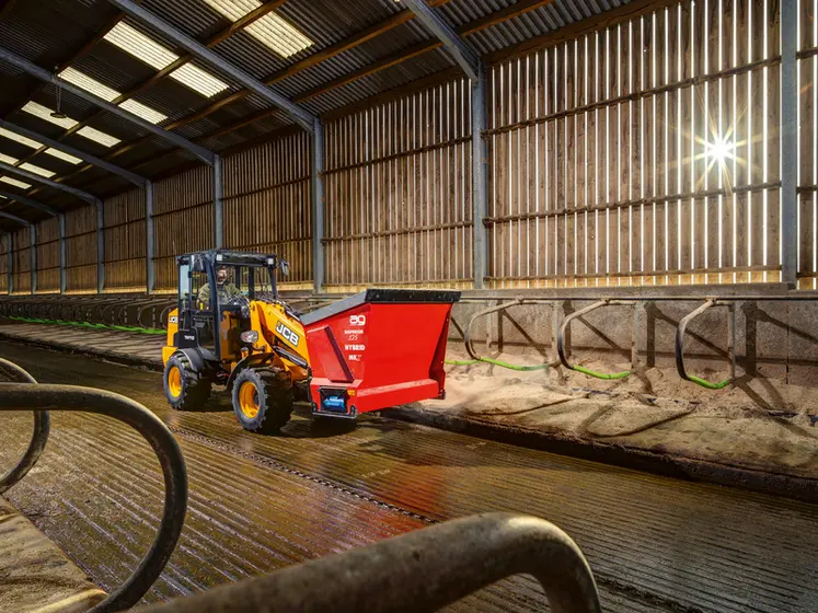 <em class="placeholder">Valet de ferme chargeuse articulée télescopique JCB TM110 paillant les logettes</em>