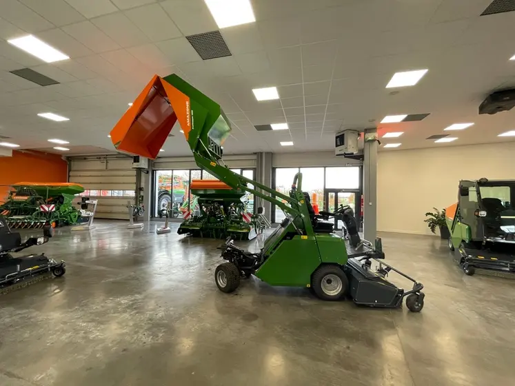 <em class="placeholder">Tondeuse automotrice Amazone ProfiHopper 1500 en position de vidange de trémie.</em>