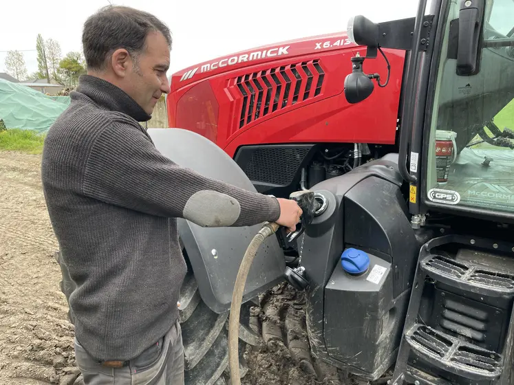 Agriculteur remplissant le réservoir de GNR de son tracteur.