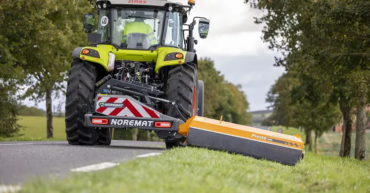Rotobroyeuse Noremat derrière un tracteur Claas, réalisant des travaux de fauchages.