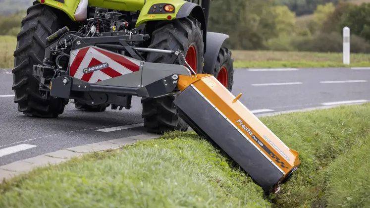 Rotobroyeuses Presta Flex de Noremat en cours de fauchage sur un accotement routier.