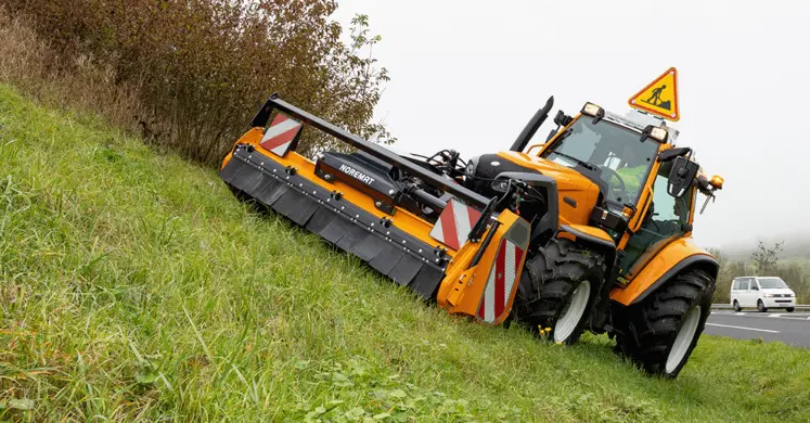 Rotobroyeuse Noremat Tecna TP au travail sur un terrain en pente.