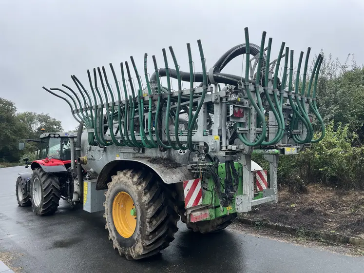Tonne à lisier Joskin avec rampe à pendillards de Methano dans la Creuse