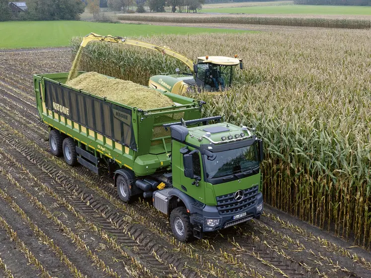 Semi-remorque Krone GX 520 AgriLiner à l'ensilage de maïs avec une ensileuse Krone