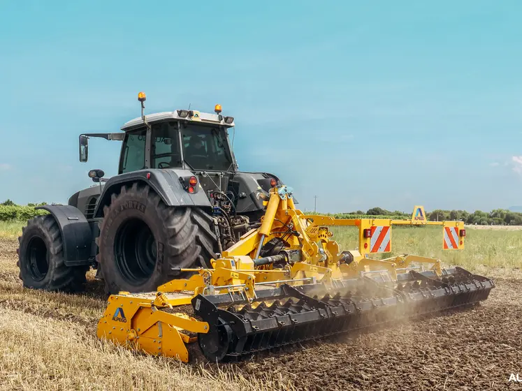 Fraise rotative Tyson d'Alpego au travail avec tracteur Fendt