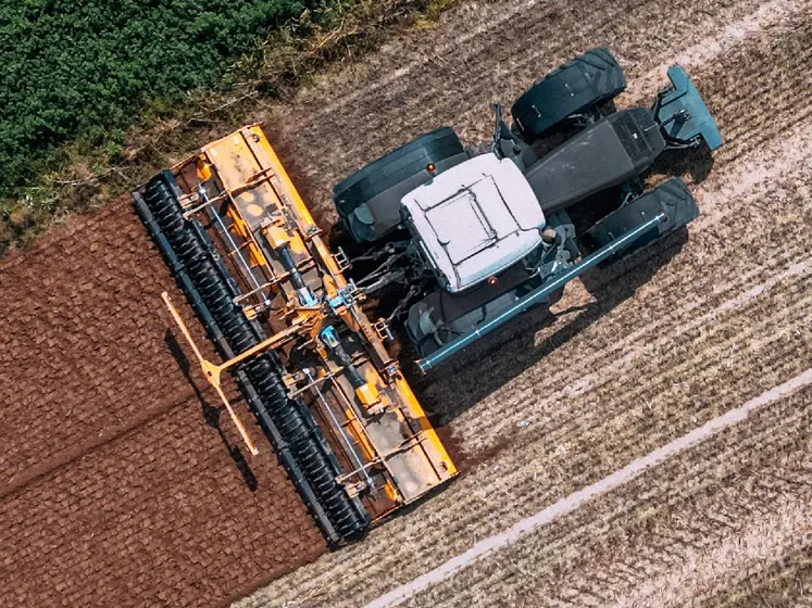 Vue aérienne de la fraise rotative Tyson d'Alpego au travail avec tracteur Fendt