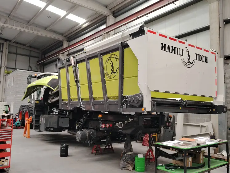 Ensileuse Claas Jaguar articulée à trémie préparée par Mamut-Tech dans un atelier