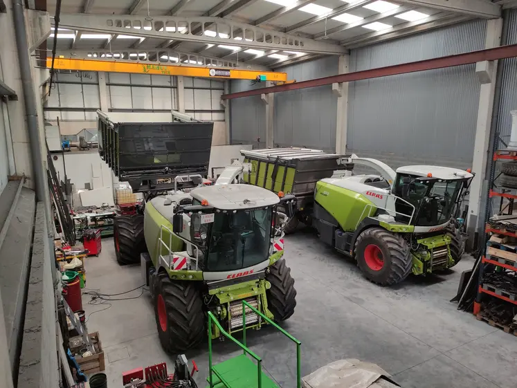 Deux ensileuses Claas Jaguar articulée à trémie préparée par Mamut-Tech dans un atelier