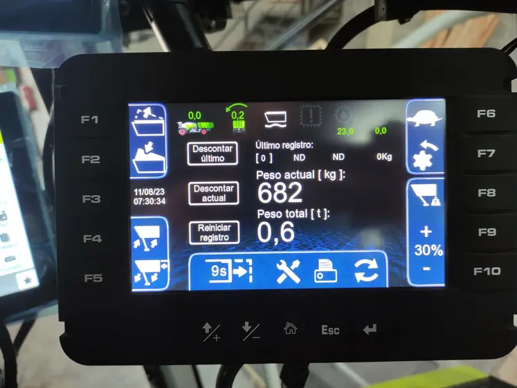 Système de pesée embarqué pour ensileuse Claas Jaguar articulée à trémie préparée par Mamut-Tech 