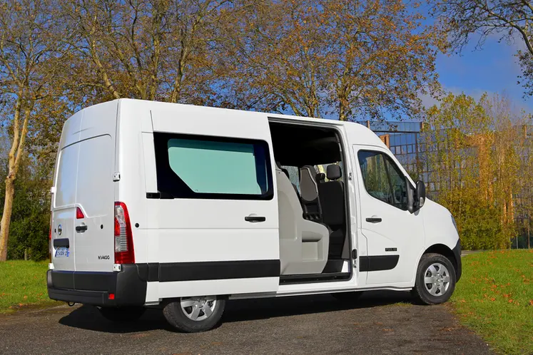 <em class="placeholder">Camionnette trasnportant des passagers Nissan porte ouverte </em>