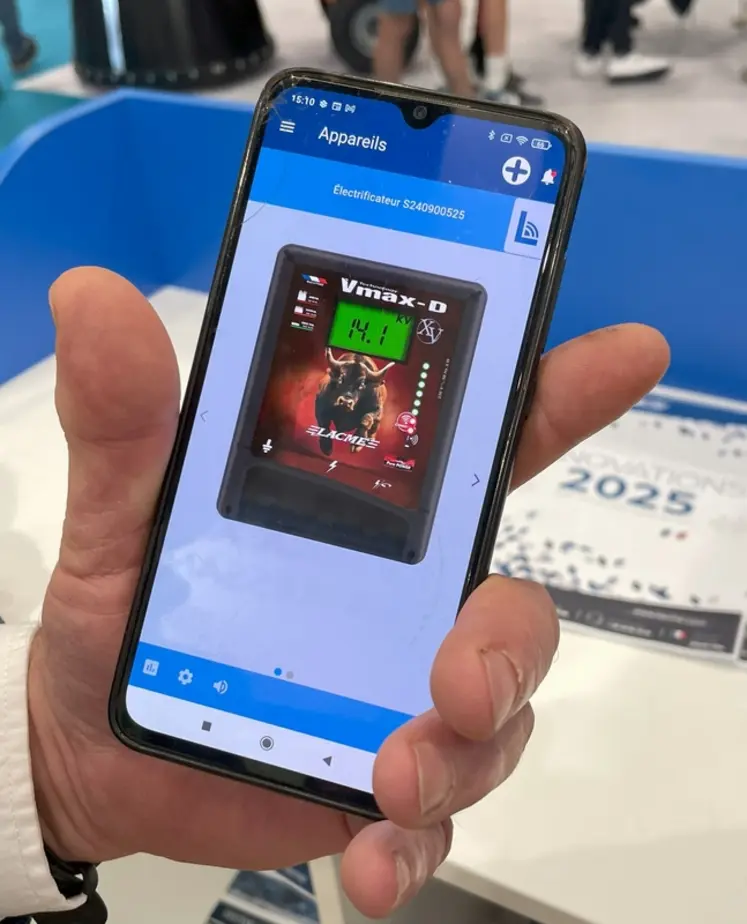 <em class="placeholder">Smartphone avec application Lacmé pour piloter l&#039;électrificateur Vmax XV-D</em>