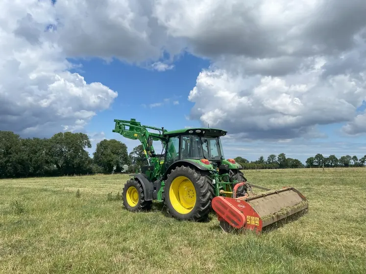 <em class="placeholder">Tracteur John Deere 5130M au champ avec chargeur frontal et broyeur </em>
