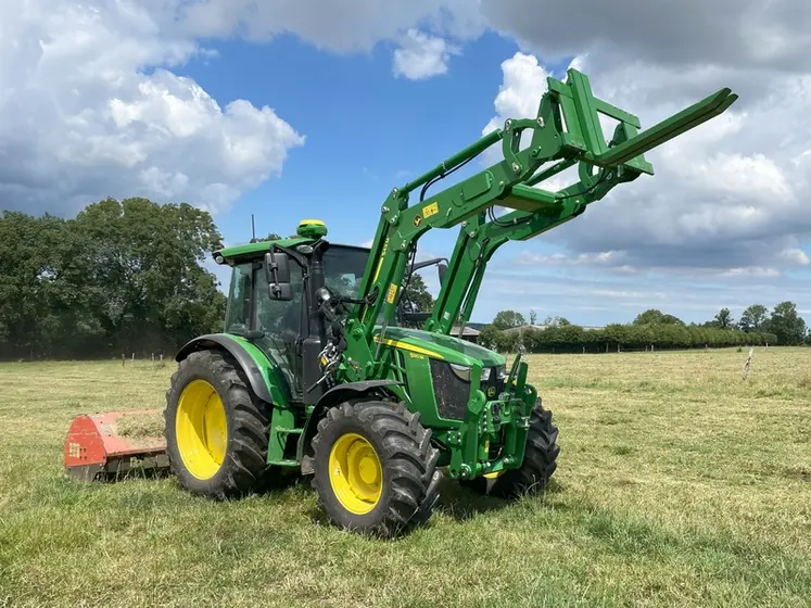<em class="placeholder">Tracteur John Deere 5M au champ avec chargeur frontal et broyeur à axe horizontal</em>