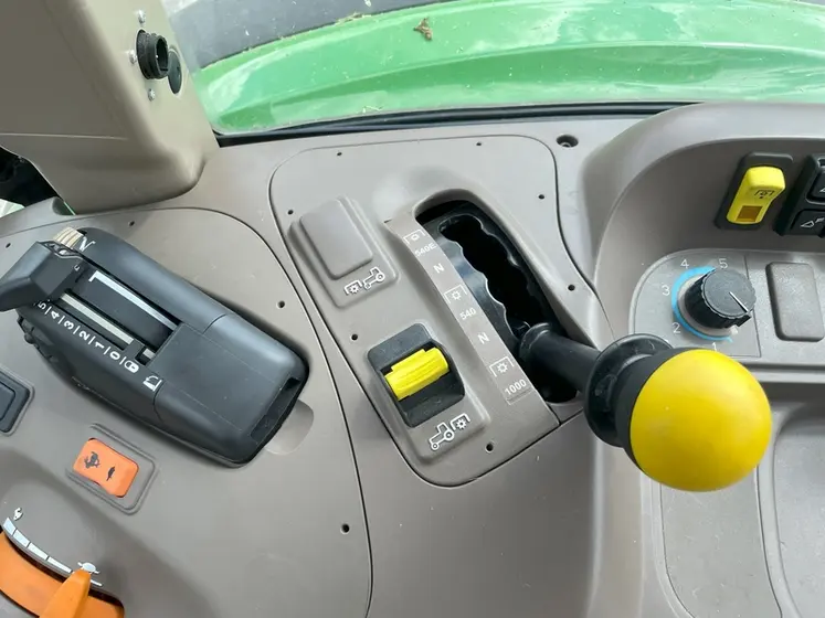 <em class="placeholder">Commandes de prise de force de tracteur John Deere 5M</em>