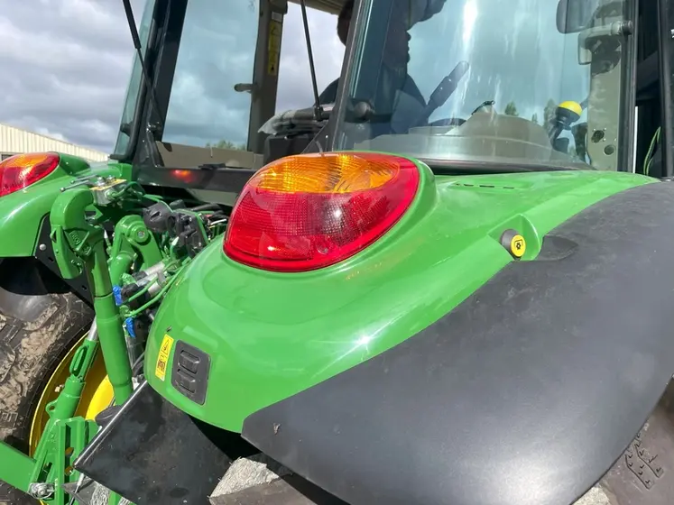 <em class="placeholder">Commandes de relevage et de prise de force sur aile arrière de tracteur John Deere 5M</em>