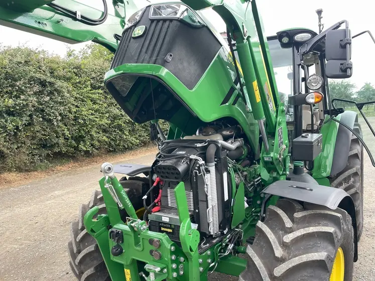<em class="placeholder">Capot moteur levé de tracteur John Deere 5M</em>